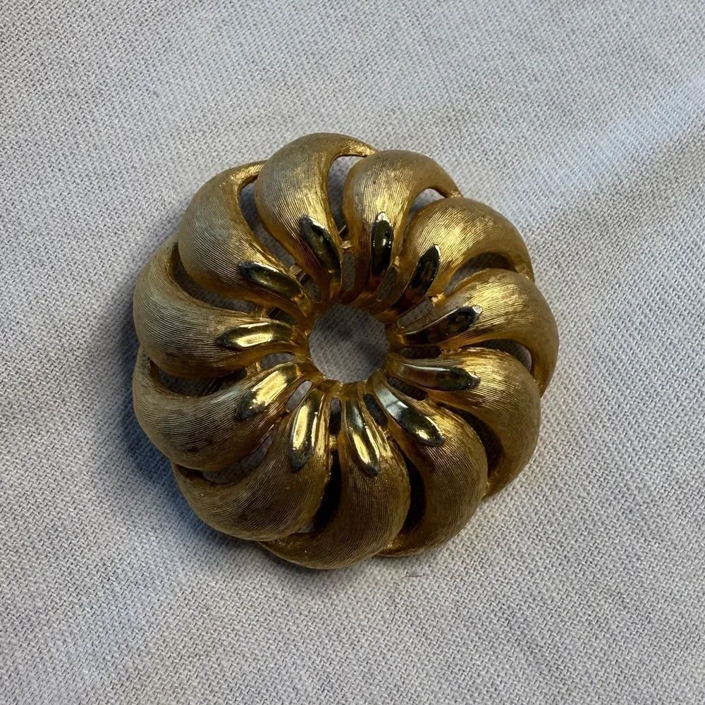 Vintage 1980s Golden Trifari Brooch